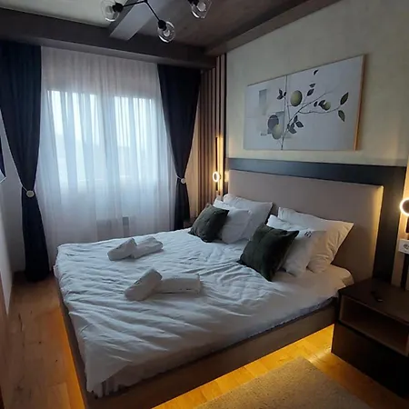Queen 735 Apartment