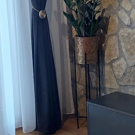 Queen 735 Apartment