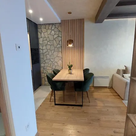 Queen 735 Apartment