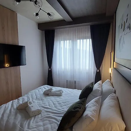 Queen 735 Apartment *